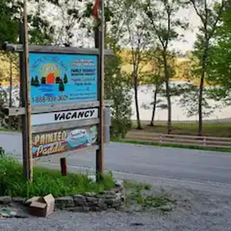 Lakefront Hideaway Resort Kawartha Lakes Esterno foto